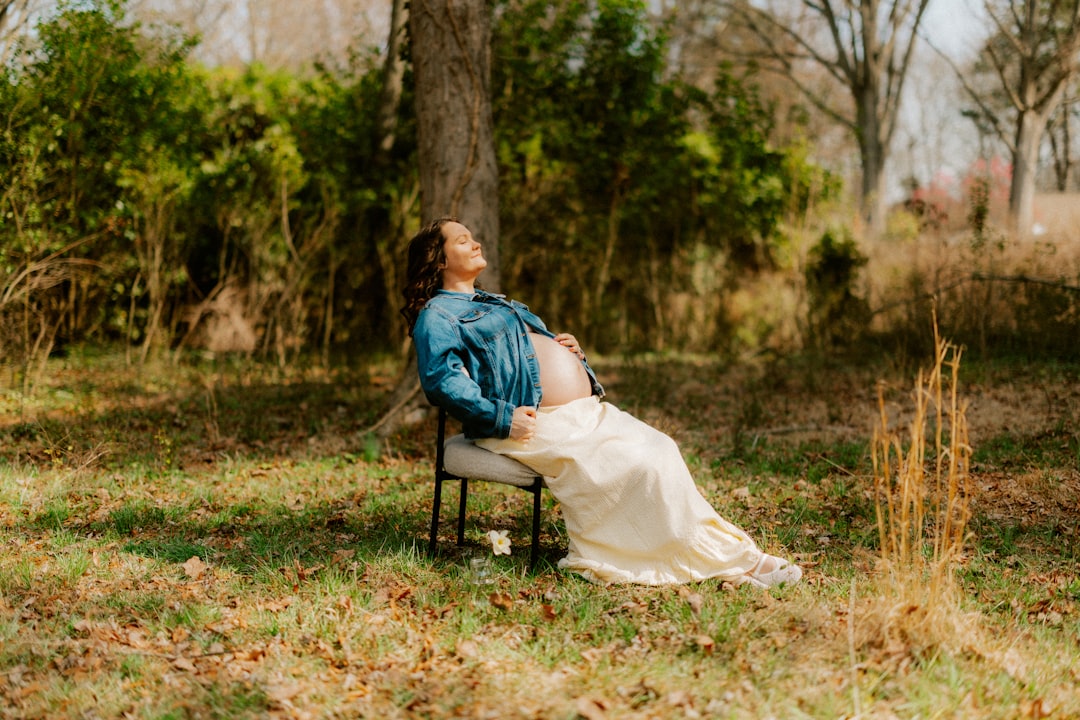 Maternity Posing Guide (Outdoor + Studio 2026)