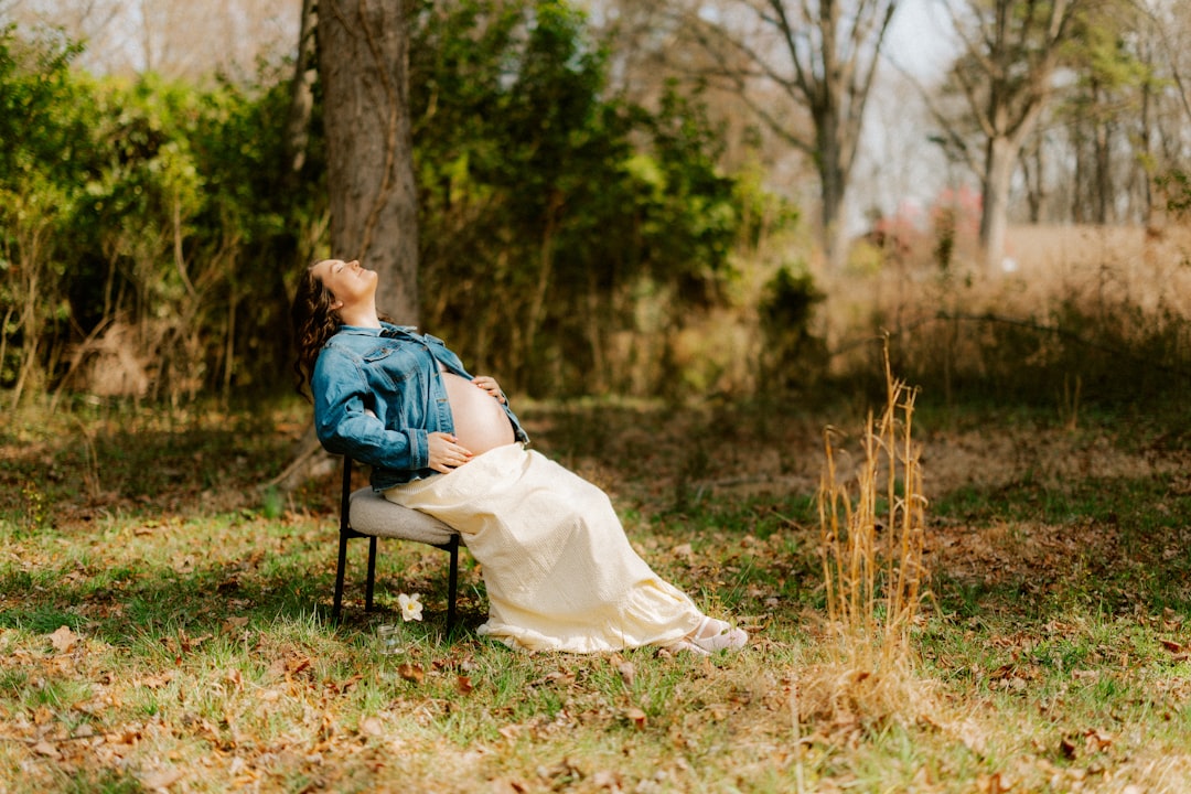 Maternity Studio vs Outdoor Session Decision Guide (2026)